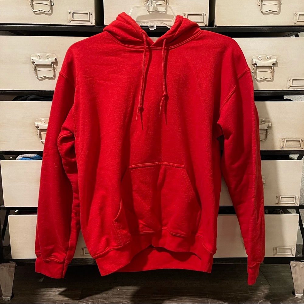 red gildan hoodie